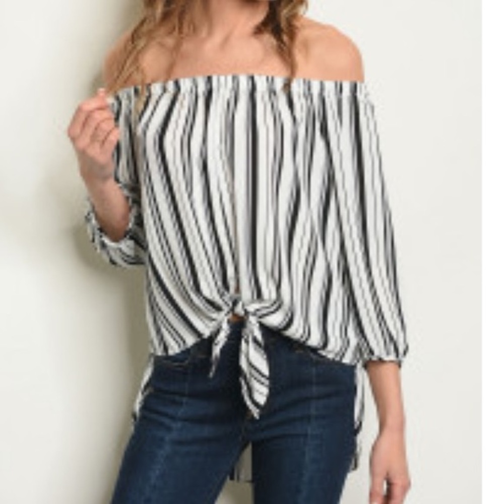 🎉Black and white striped off the shoulder shirt